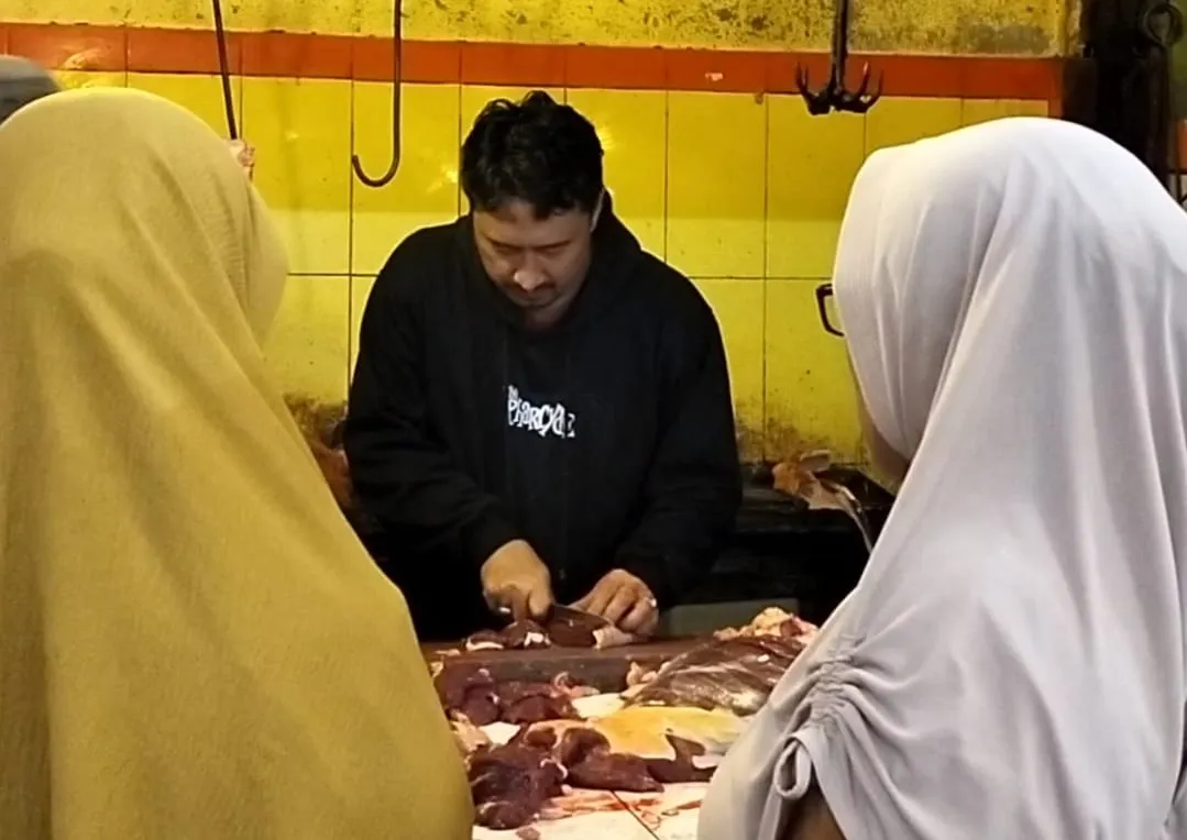 Pasca Lebaran Permintaan Daging Sapi Di Kios H Didi Supardi Masih Ramai