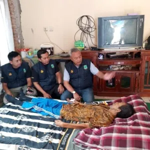 KORPRI Peduli: Pensiunan PNS di Randobawailir Dirujuk ke RSUD Linggarjati