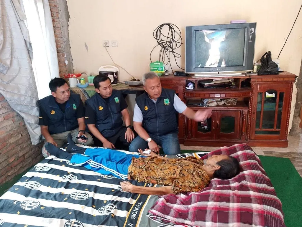 KORPRI Peduli: Pensiunan PNS di Randobawailir Dirujuk ke RSUD Linggarjati