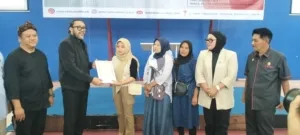 Wakil Ketua DPRD Provinsi Jabar Ono Surono Serahkan Ijazah kepada Alumni SMK Karnas Kuningan