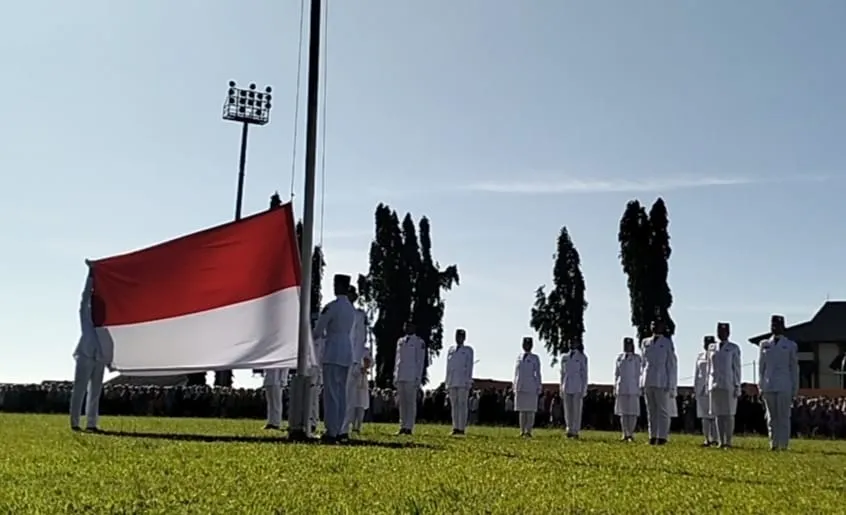 Ribuan Siswa Mainkan Angklung di Puncak Peringatan Hardiknas 2025 Kabupaten Kuningan