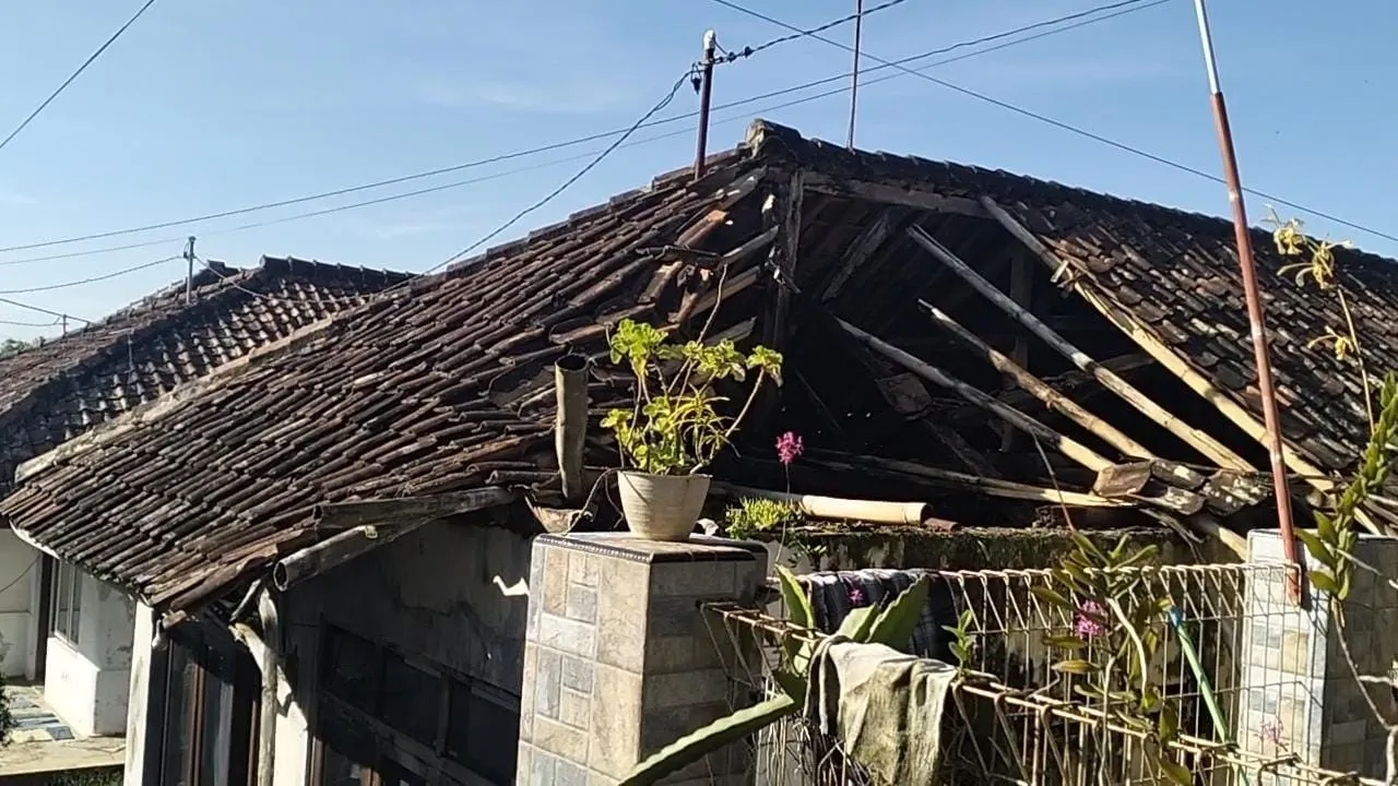 Miris ! 2 Tahun Tinggal di Rumah Hampir Ambruk Nenek dan Anak Hidup Tanpa Uluran Tangan Pemerintah