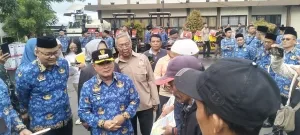 Bupati Kuningan Serahkan Alsintan dan Benih Padi di Apel Kesadaran Nasional 17 Juni 2025