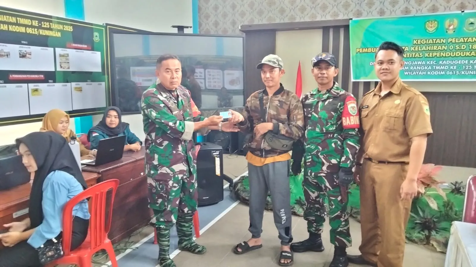 TMMD Kuningan Bantu Warga Urus Administrasi Kependudukan Secara Gratis