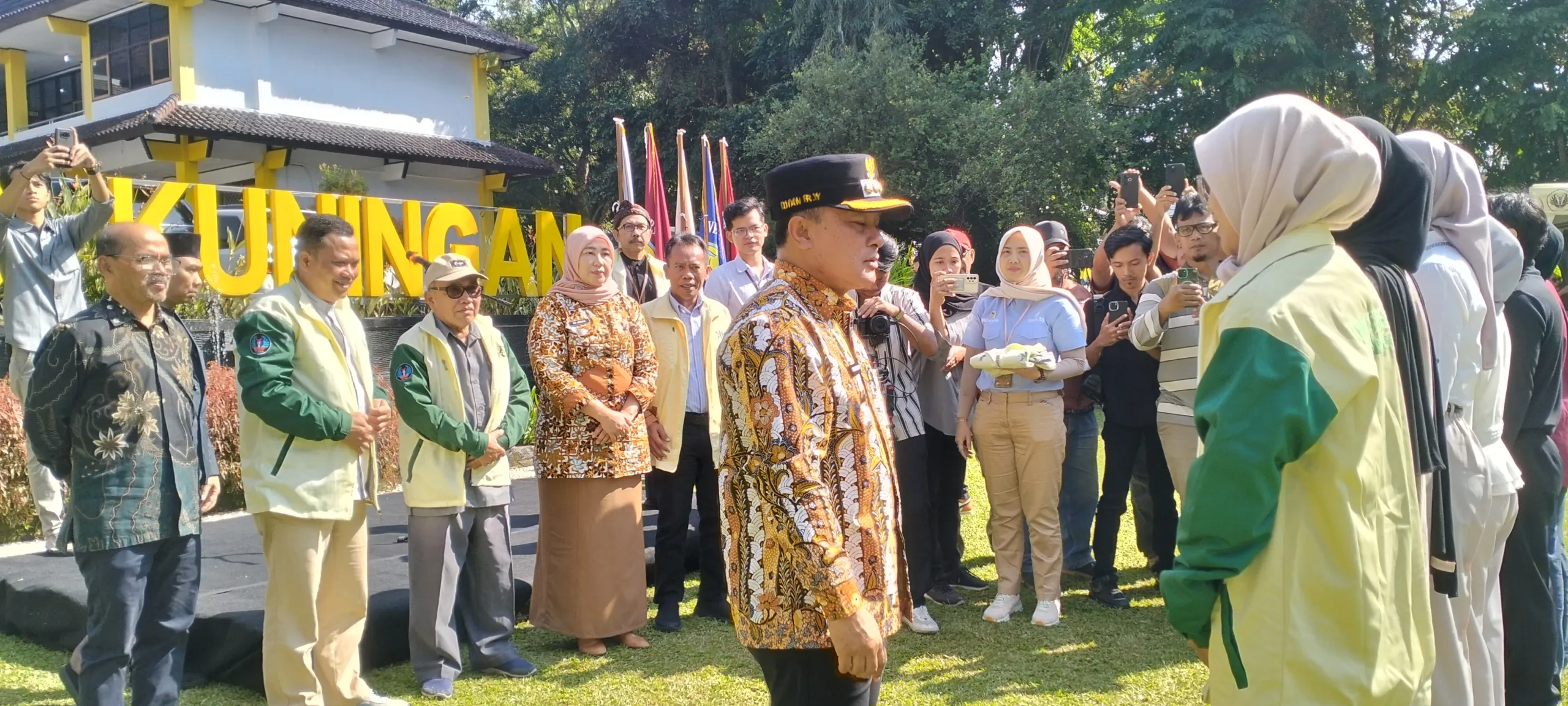 Bupati Kuningan Lepas Ribuan Mahasiswa Uniku untuk KKN di Lima Daerah: Sinergi Bangun Desa Menuju Indonesia Emas