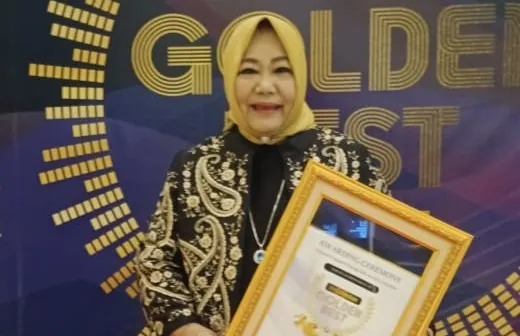 Hj. Rini Sujiyanti Raih Golden Best Award 2025: Bukti Talenta Kuningan Mendunia