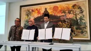 Dari kiri ke kanan, Menko PMK Pratikno, MenPANRB Rini Widyantini, Menag Nasaruddin Umar, Menaker diwakili Wamenaker Afriansyah Noor dalam penandatanganan Surat Keputusan Bersama terkait hari libur nasional dan cuti bersama tahun 2026 di Kantor Kemenko PMK, Jakarta Pusat,