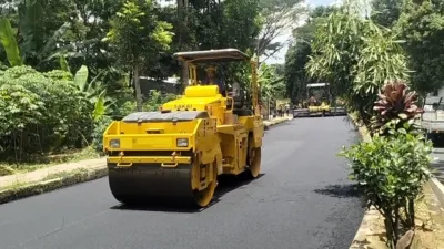 Alat Berat Saat Pekerjaan Rehab Jalan 400x225 1