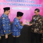 Bupati Kuningan Saat Menerima Cinderamata Mata