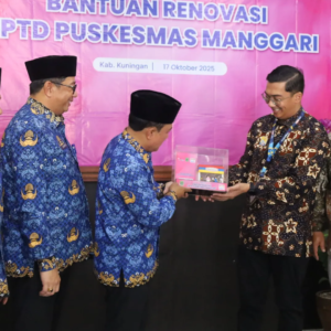 Bupati Kuningan Saat Menerima Cinderamata Mata