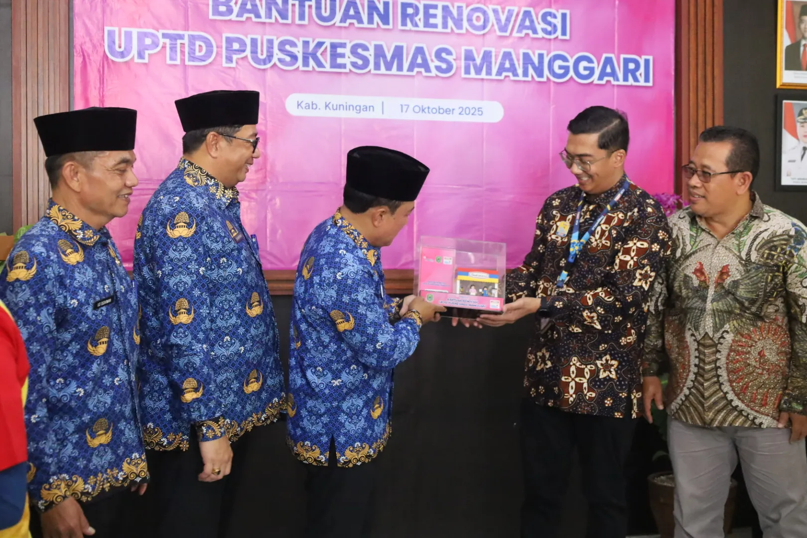 Bupati Kuningan Saat Menerima Cinderamata Mata