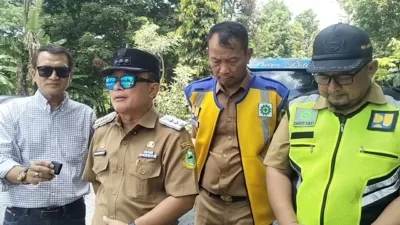 Bupati Kuningan Saat Tinjau Rehab Jalan 400x225 1