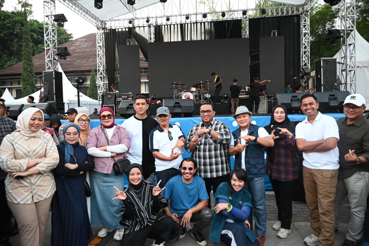 Foto Bersama Andi Gani Nena Wea Dan Kotak