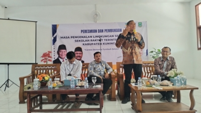 Hra Saat Memberikan Sambutan