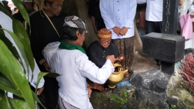 Prosesi Pengambilan Air Dari Keramat Sumur 7