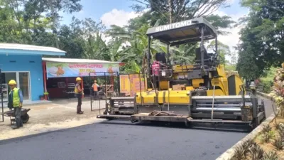 Prosesi Pengaspalan Jalur Ir.sokerano 400x225 1
