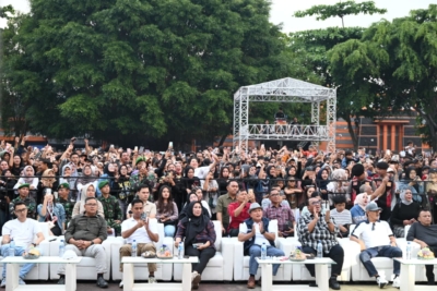 Ribuan Penonton Padati Konser Kotak