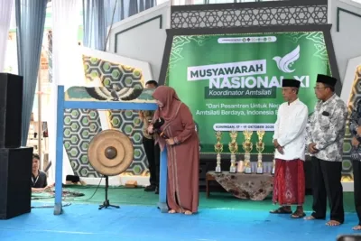 Wabub Simbolis Membunyikan Goong