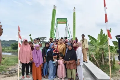 Wabub Tuti Bersama Anak Anak Sekolah