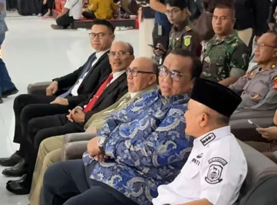 Andi Gani Nena Wea Sh.mh Saat Menghadiri Wisuda