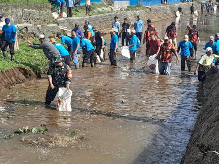 Bersih Bersih Sungai Di Ancaran