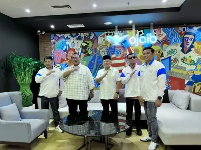 Bupati Kuningan Dan Foto Bersama Di Kantor Ajaib