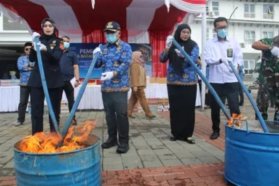 Bupati Kuningan Memusnahkan 7 Juta Batang Roko