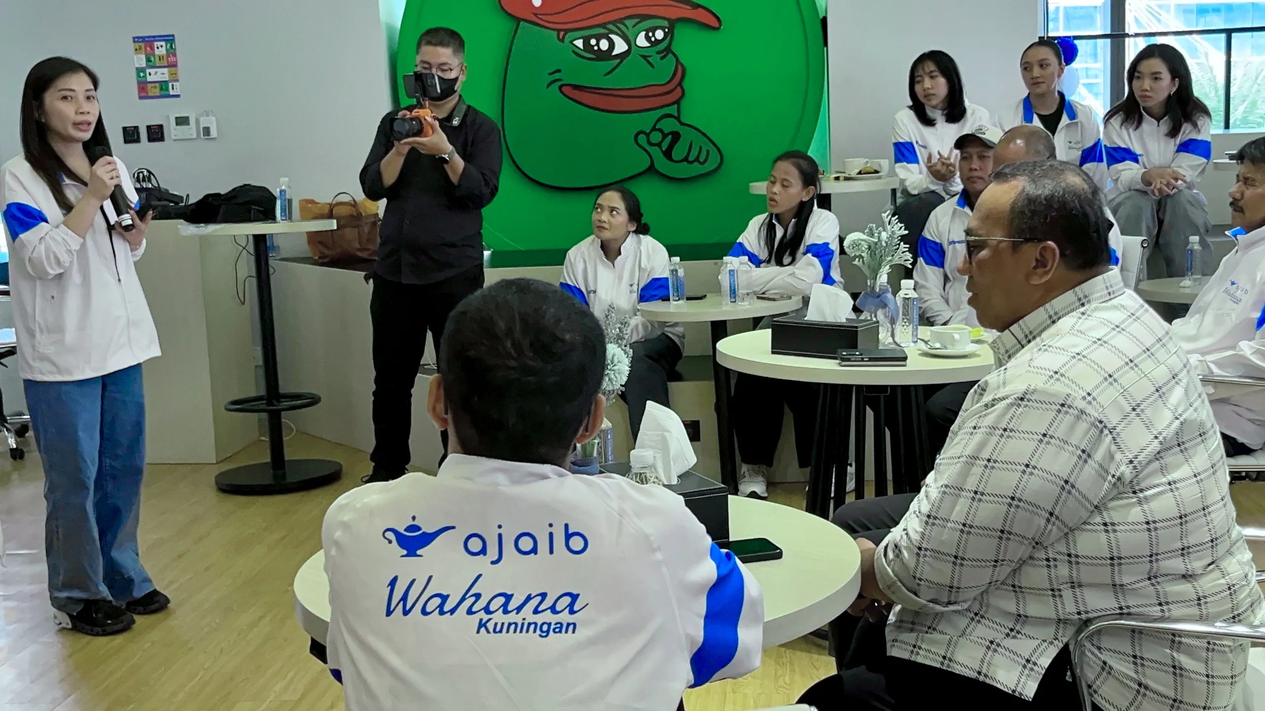 Dirut Pt Ajaib Juliana Saat Memberikan Sabutan