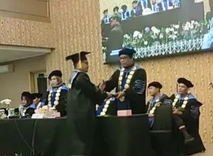 Erna Suherna Bang Suhe Saat Di Wisuda