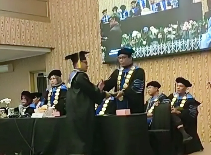 Erna Suherna Bang Suhe Saat Di Wisuda
