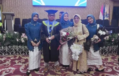 Erna Suherna SH, SE Usai Di Wisuda