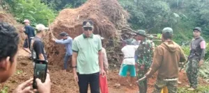 Gotong Royong Babinsa Dan Warga