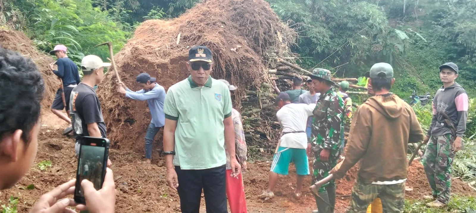 Gotong Royong Babinsa Dan Warga