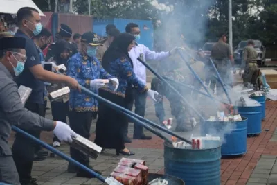 Jutaan Batang Roko Ilegal Dimusnahkan