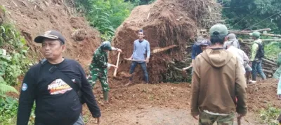 Kerja Bakti Di Wilayah Longsoran