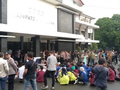 Para Demonstran Diterima Di Halaman Gedung Dprd