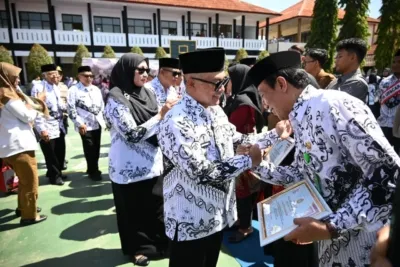 Pemberian Penghargaan Kepada Guru