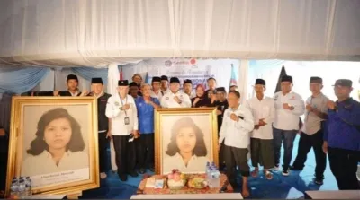 Presiden Kspsi Saat Berkunjung Ke Makam Marsinah