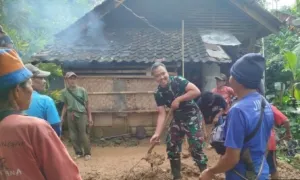 Saat Petugas Tni Bergotong Royong Dengan Warga