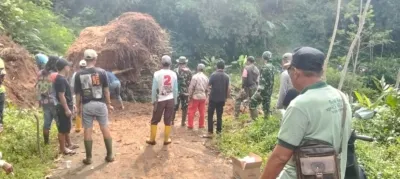 Tanah Longsosran Sedang Diperbaiki