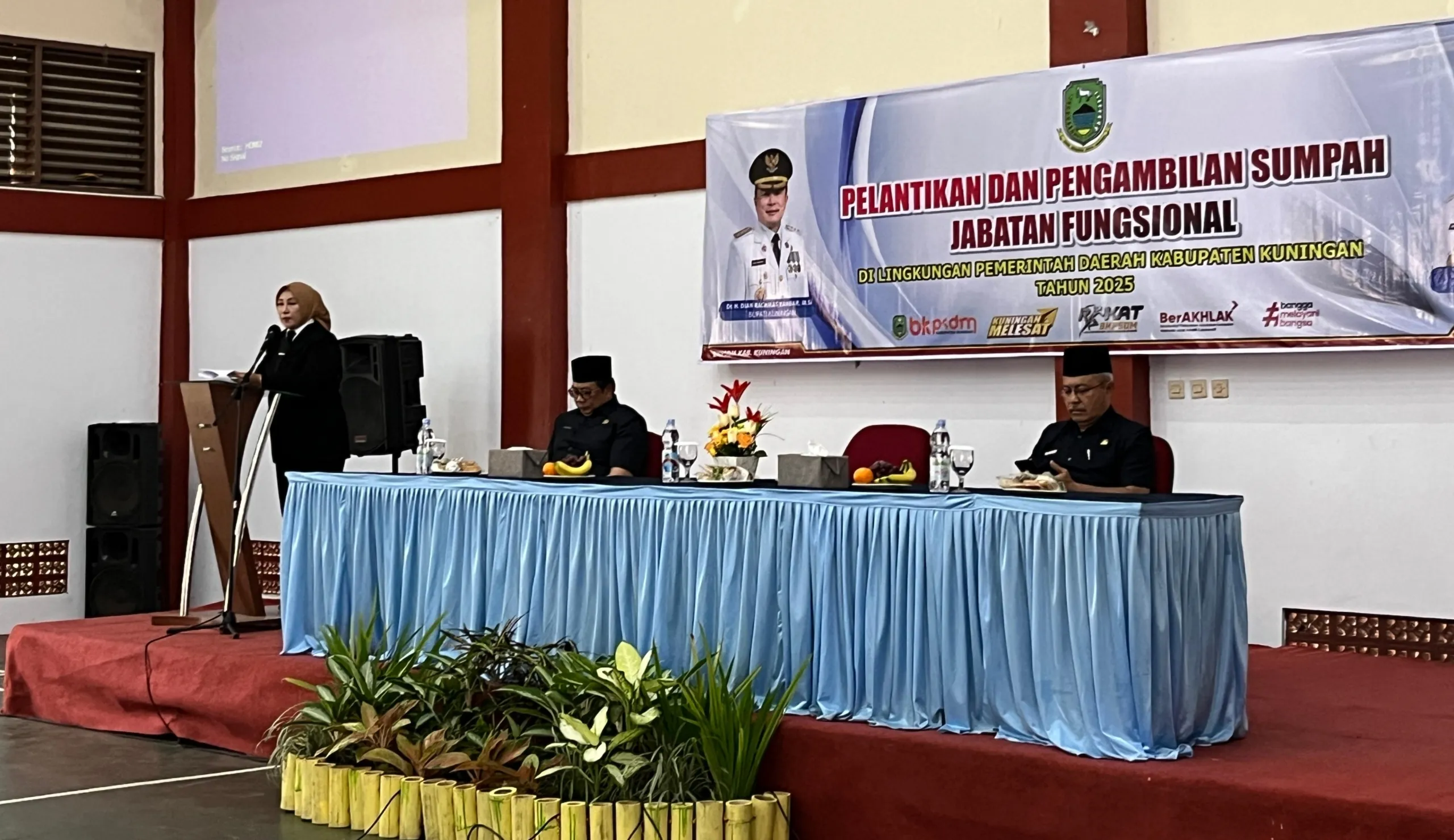 Wakil Bupati Saat Membacakan Sambutan Dari Bupati