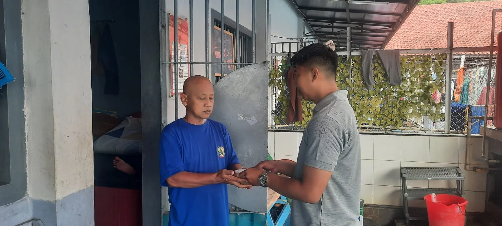 Warga Binaan Saat Menerima Ekstra Fooding