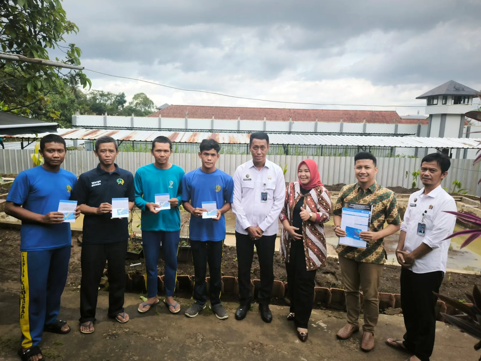 Warga Lapas Kuningan Saat Menerima Buku Rekening