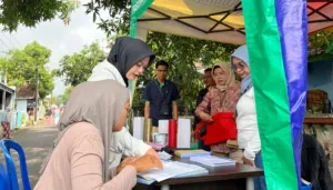 Warga Masyrakat Saat Membuat Rekening Bank Kuninga