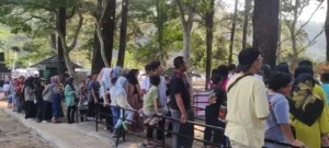 Antrian Para Pengunjung Wisata Woodland