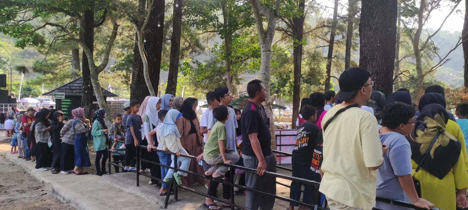 Antrian Para Pengunjung Wisata Woodland