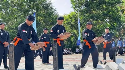 Atraksi Debus Oleh Asn Di Puncak Hut Korpri