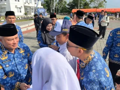 Bupati Kuningan Meyerahkan Bantuan Di Hut Korpri