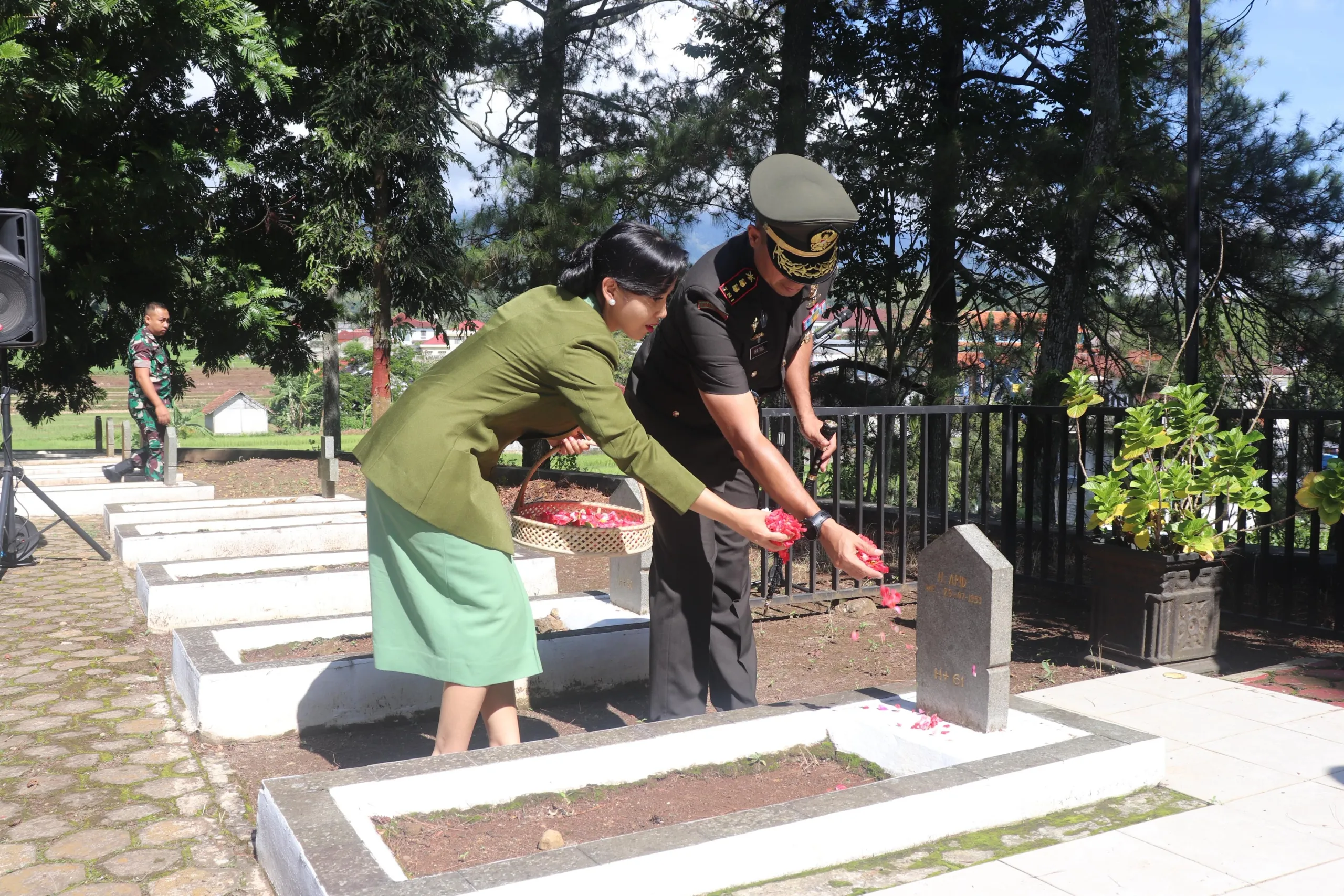 Dandim 0615 Kuningan Saat Tabur Bunga