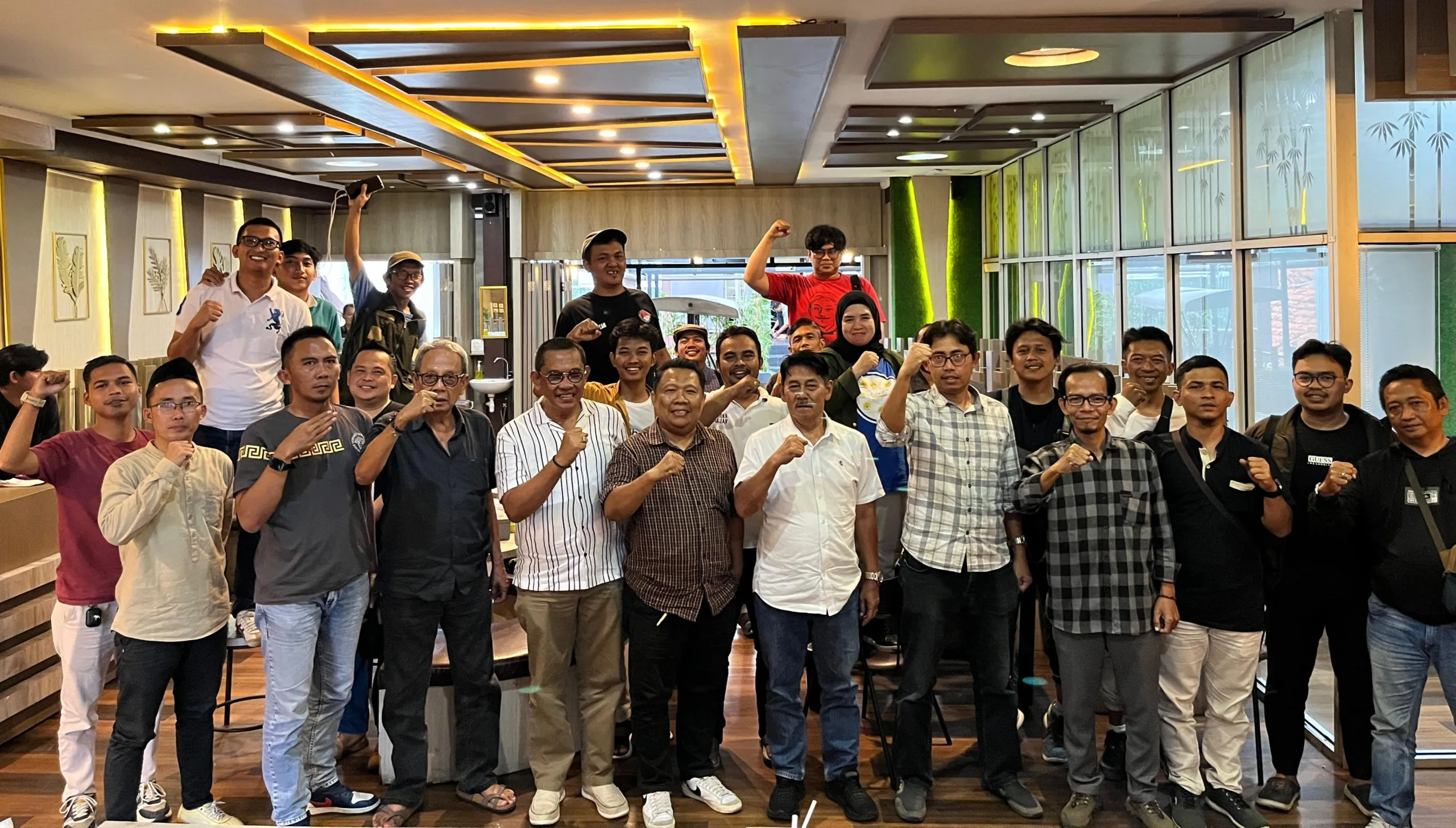 Foto Bersama Usai Diakusi